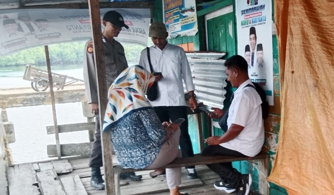 Patroli Door-to-Door, Polsek Teluk Belengkong Ajak Warga Wujudkan Pilkada Damai dan Kondusif