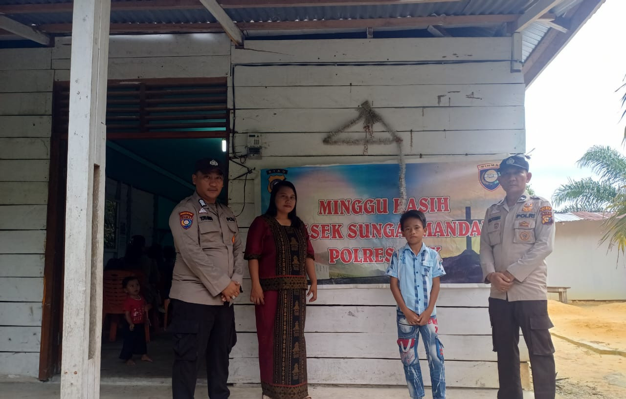 Polsek Sungai Mandau Sambangi Gereja GPDI Kampung Muara Kelantan, Ajak Wujudkan Pilkada Damai dan Kondusif