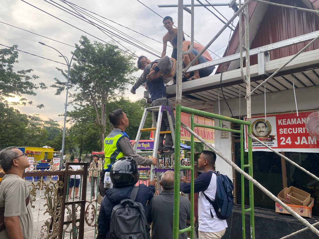 Kuli Bangunan di Pekanbaru Nyaris Tewas Disengat Listrik