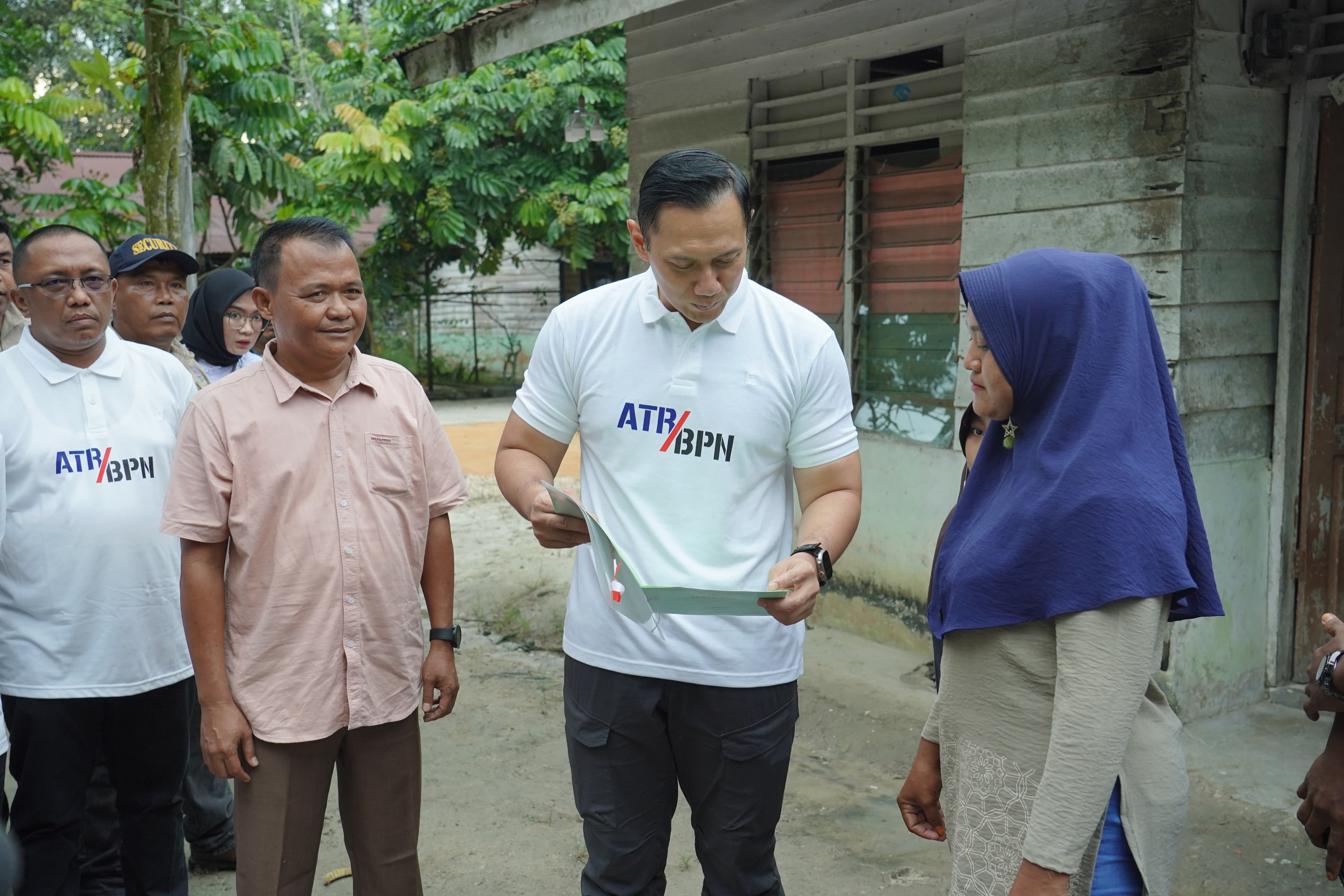 17 Tahun Menunggu, Warga Okura Terima Sertipikat Tanah