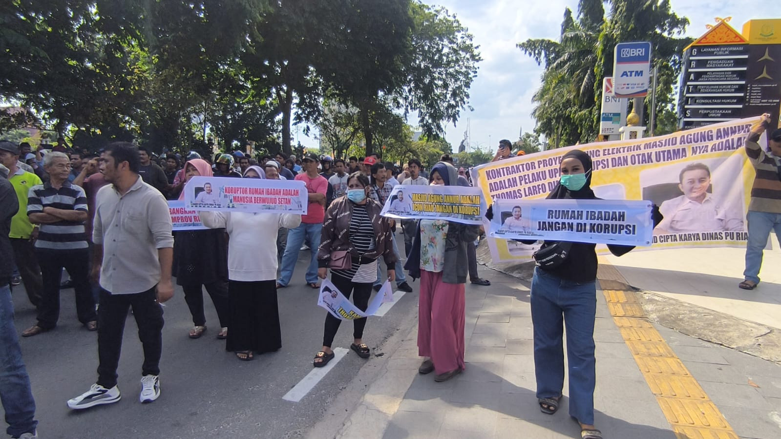 Massa Desak Kejati Riau Buka Penyelidikan Proyek Payung Elektrik Mesjid An-Nur