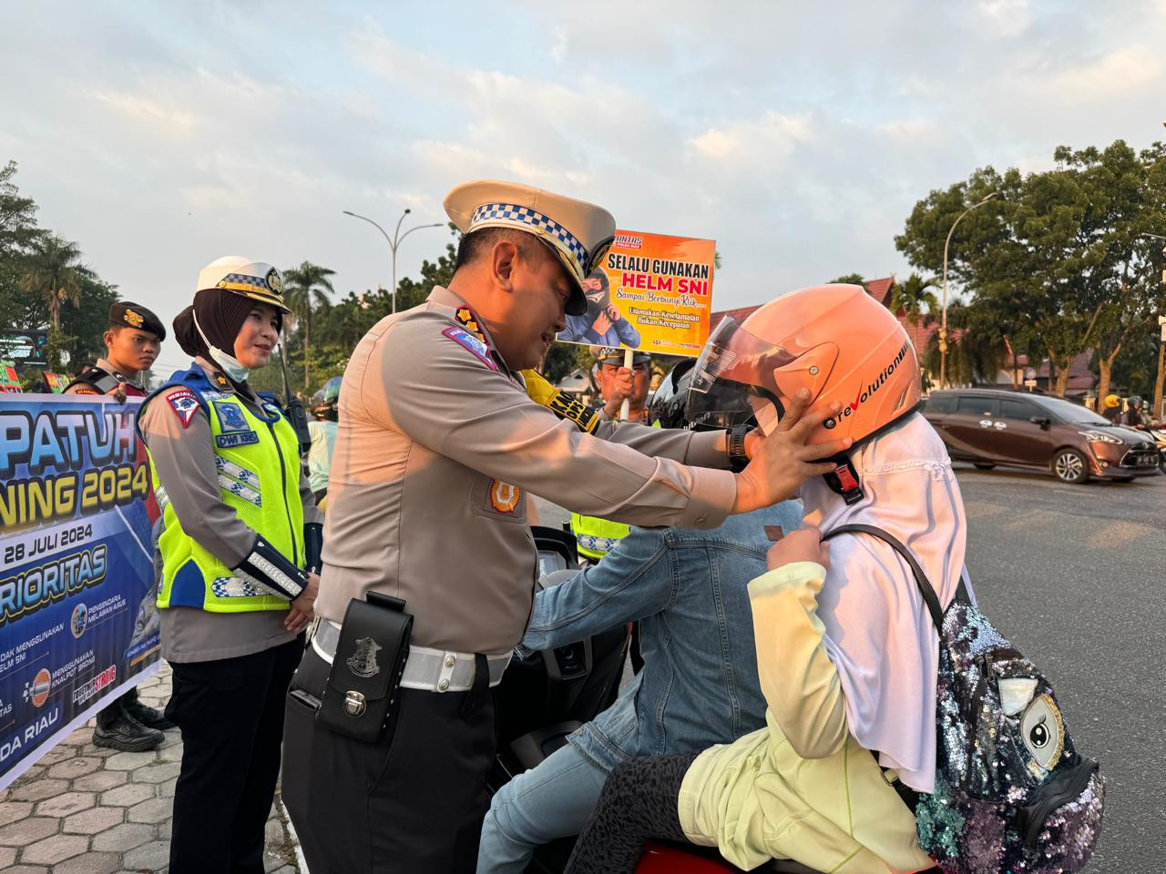 Ditlantas Polda Riau Bagikan Helm Gratis saat Operasi Patuh