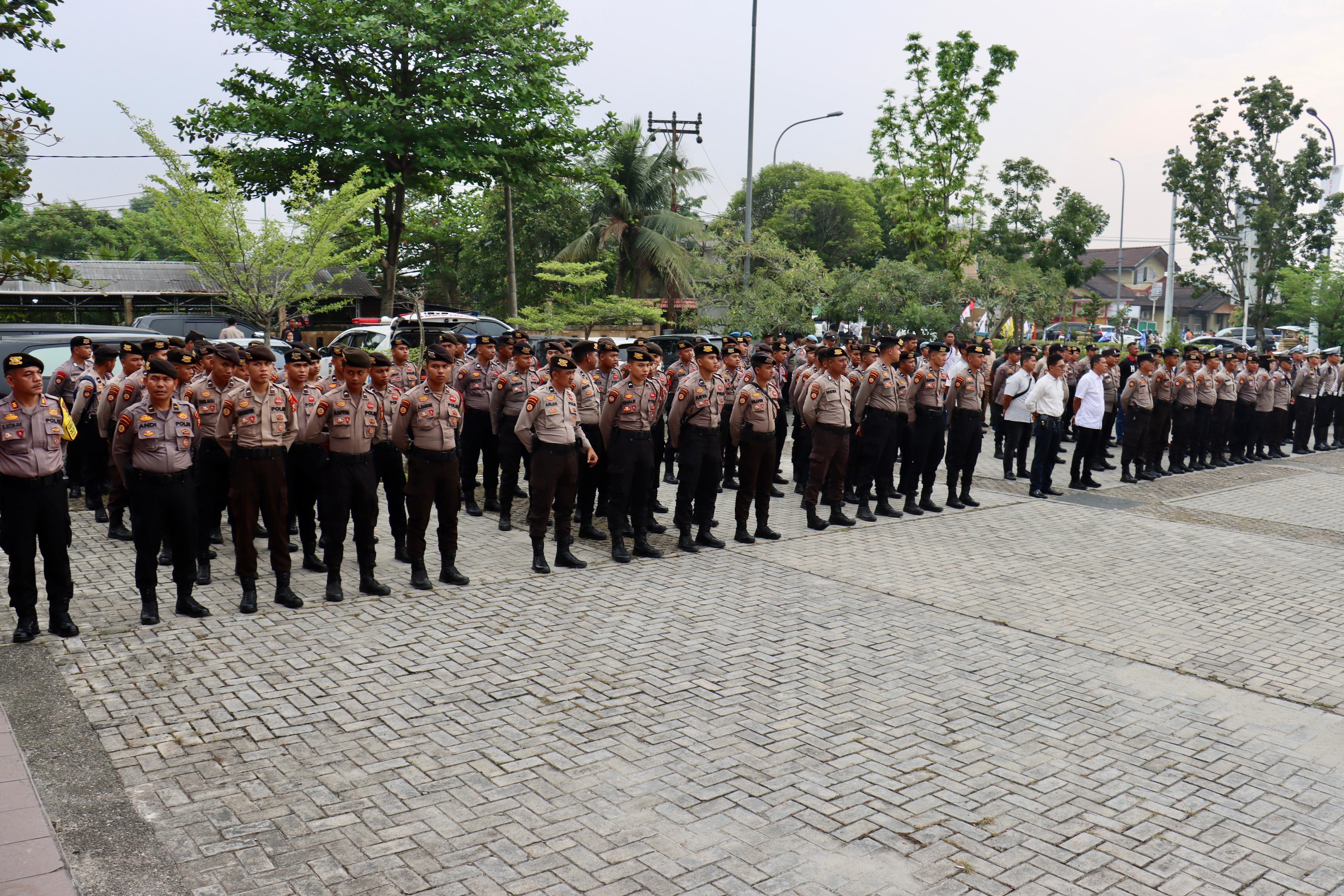 Ratusan Personil Polisi Kawal Pendaftaran Calon Walikota di KPU Pekanbaru