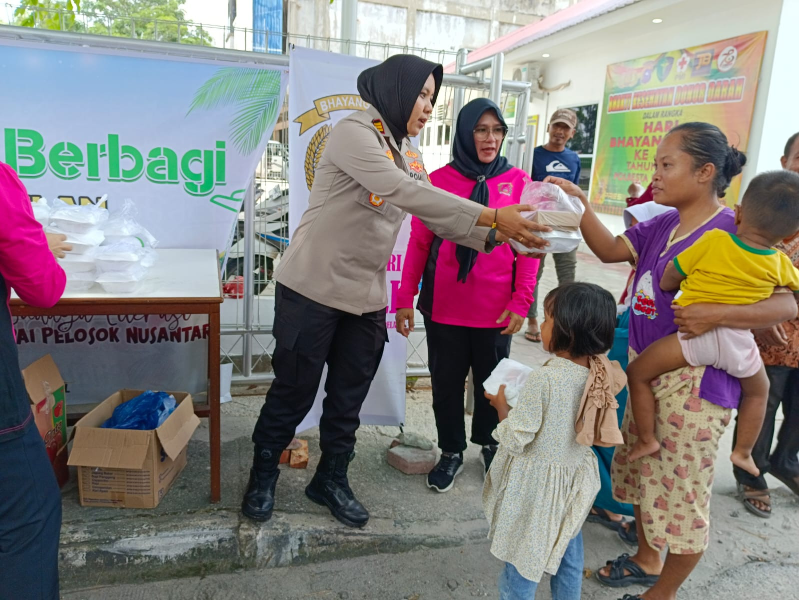 Gelar Jumat Ceria, Polsek Senapelan Bagikan 200 Nasi Kotak ke Warga