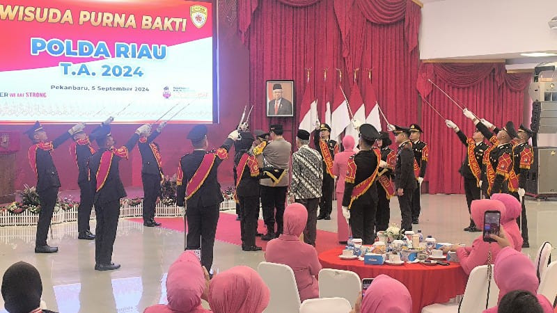 Kapolda Riau Pimpin Upacara Wisuda Purna Bakti 30 Anggota Polri dan 17 PNS