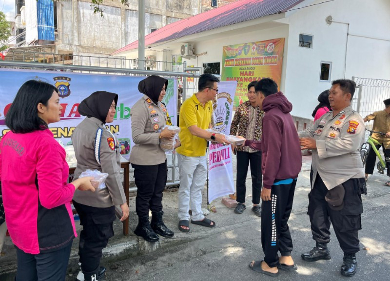 Jumat Berbagi, Polsek Senapelan Sampaikan Pesan Pemilu Damai