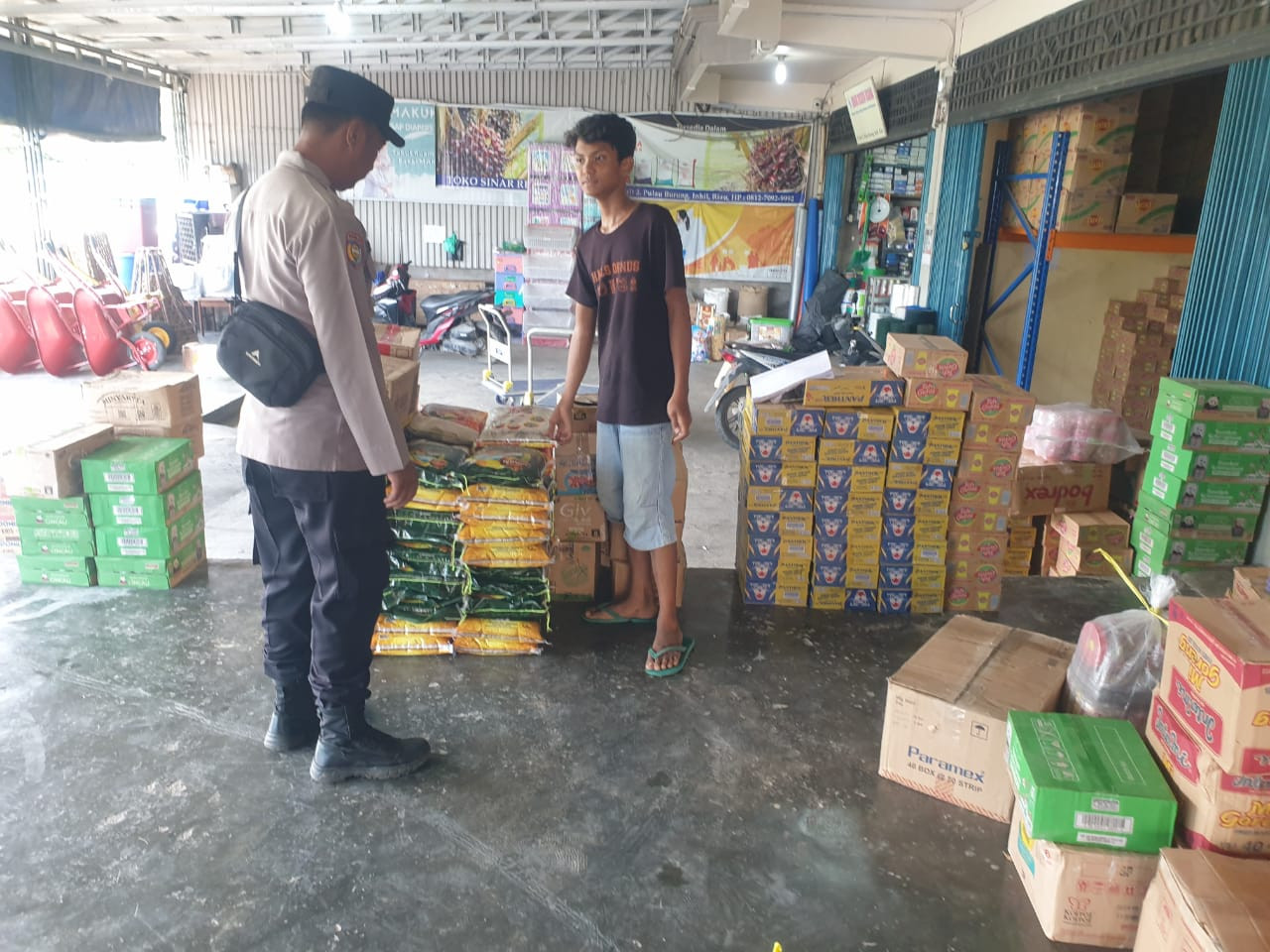 Polsek Pulau Burung Sambangi Pelabuhan dan Pasar, Jaga Stabilitas Jelang Pilkada 2024