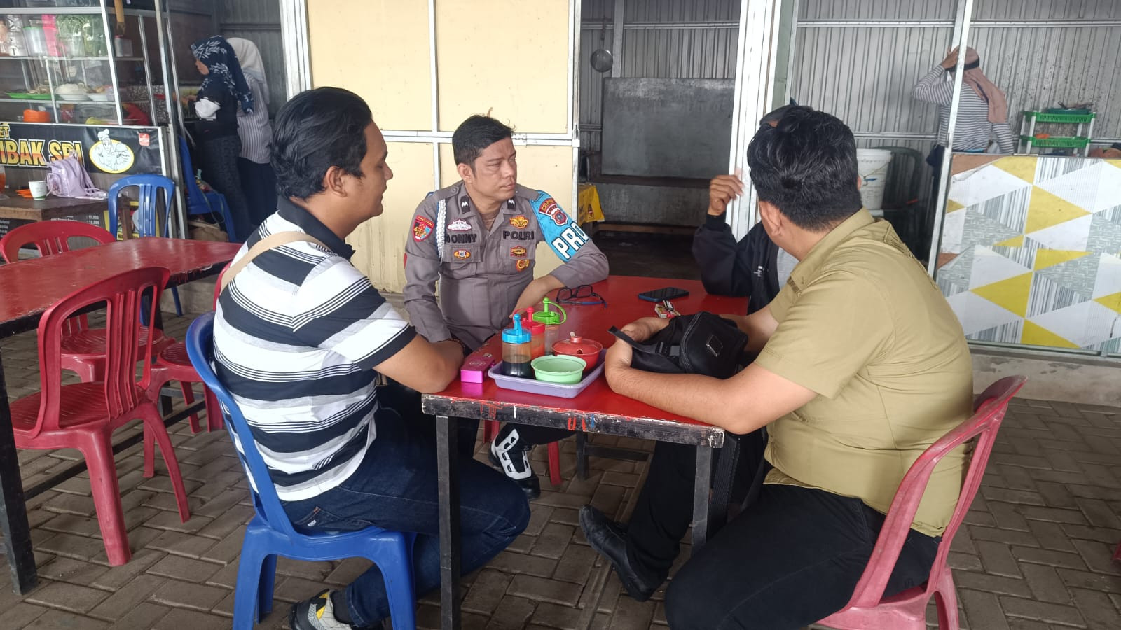 Kapolsek Kawasan Pelabuhan Tembilahan Sosialisasikan Pesan Pemilu Damai 2024 di Pelabuhan Pelindo