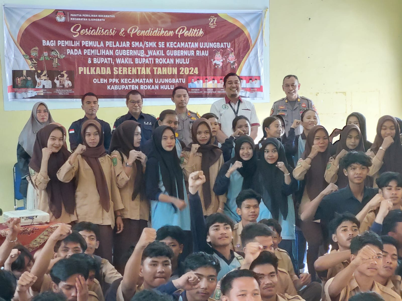OMP-LK24: Kapolsek Ujungbatu Jadi Nara Sumber Pendidikan Politik Bagi Pemilih Pemula