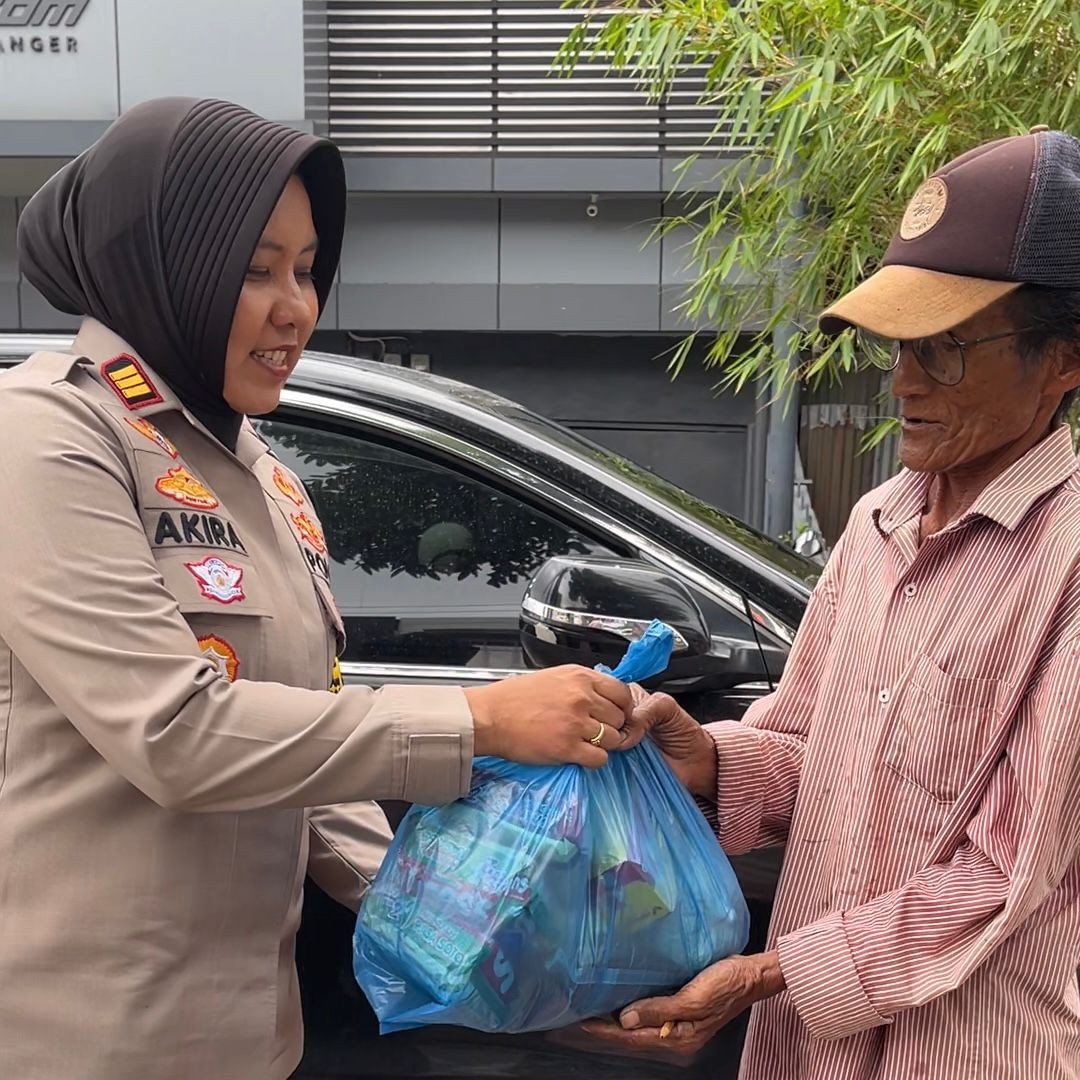 Jumat Ceria, Kapolsek Senapelan Serahkan Bantuan Sembako ke Warga