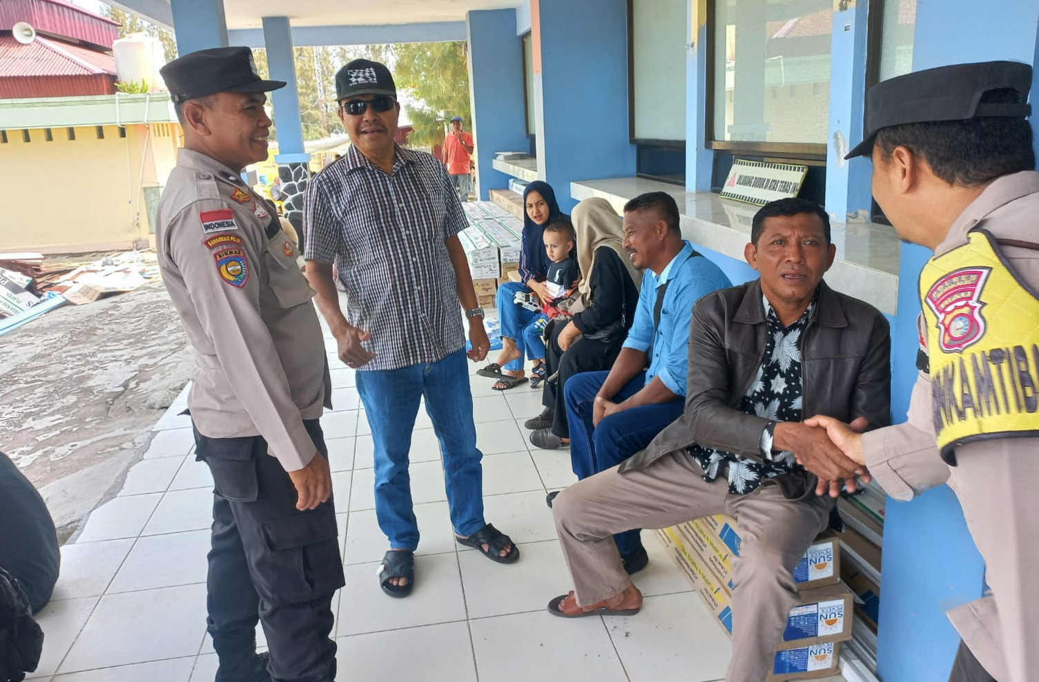 Polisi Patroli di Pelabuhan Internasional Desa Selat Baru