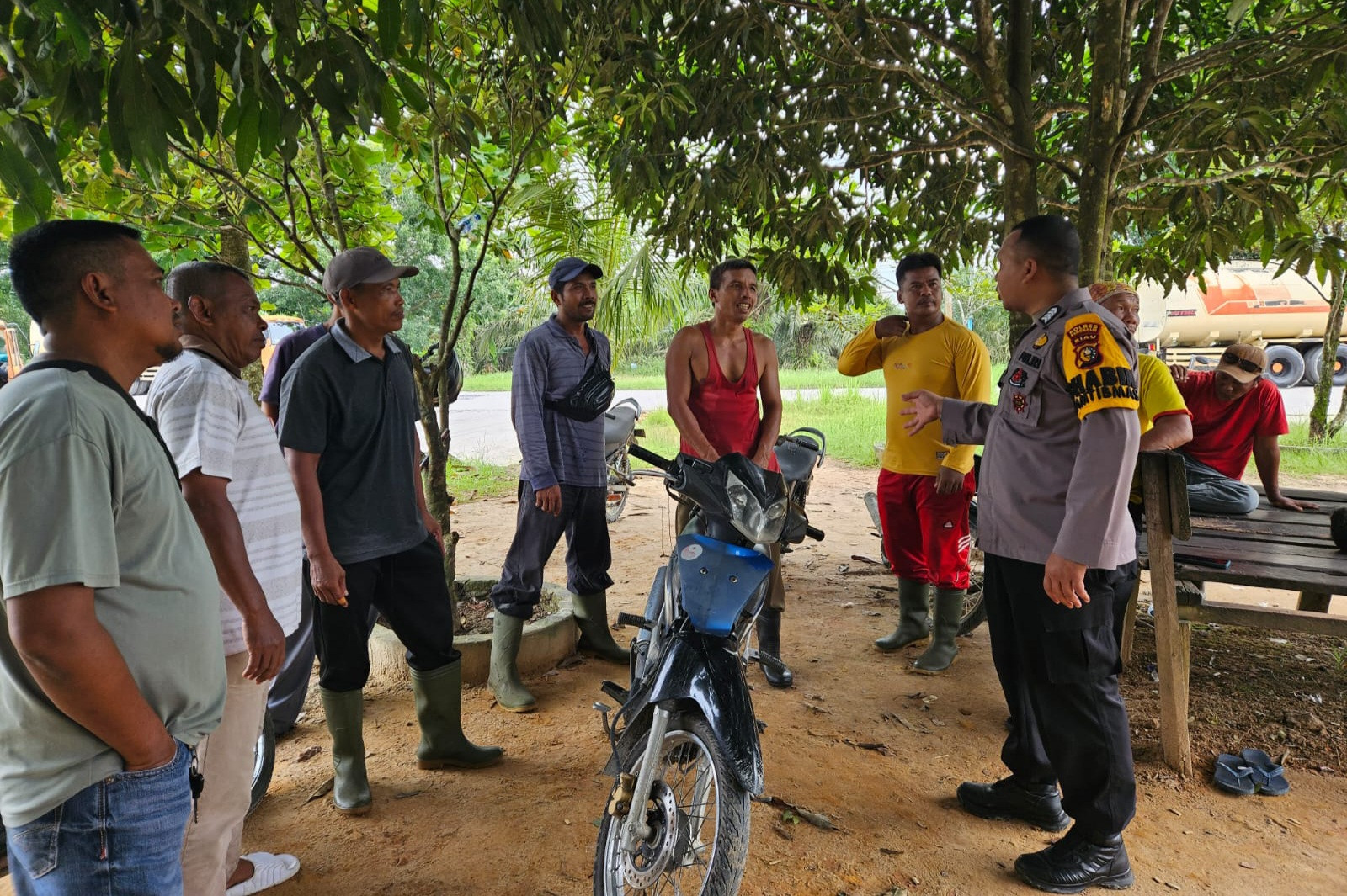 Personel Polsek Pinggir Giat Cooling System Sosialisasikan Pilkada Damai di Desa Muara Basung