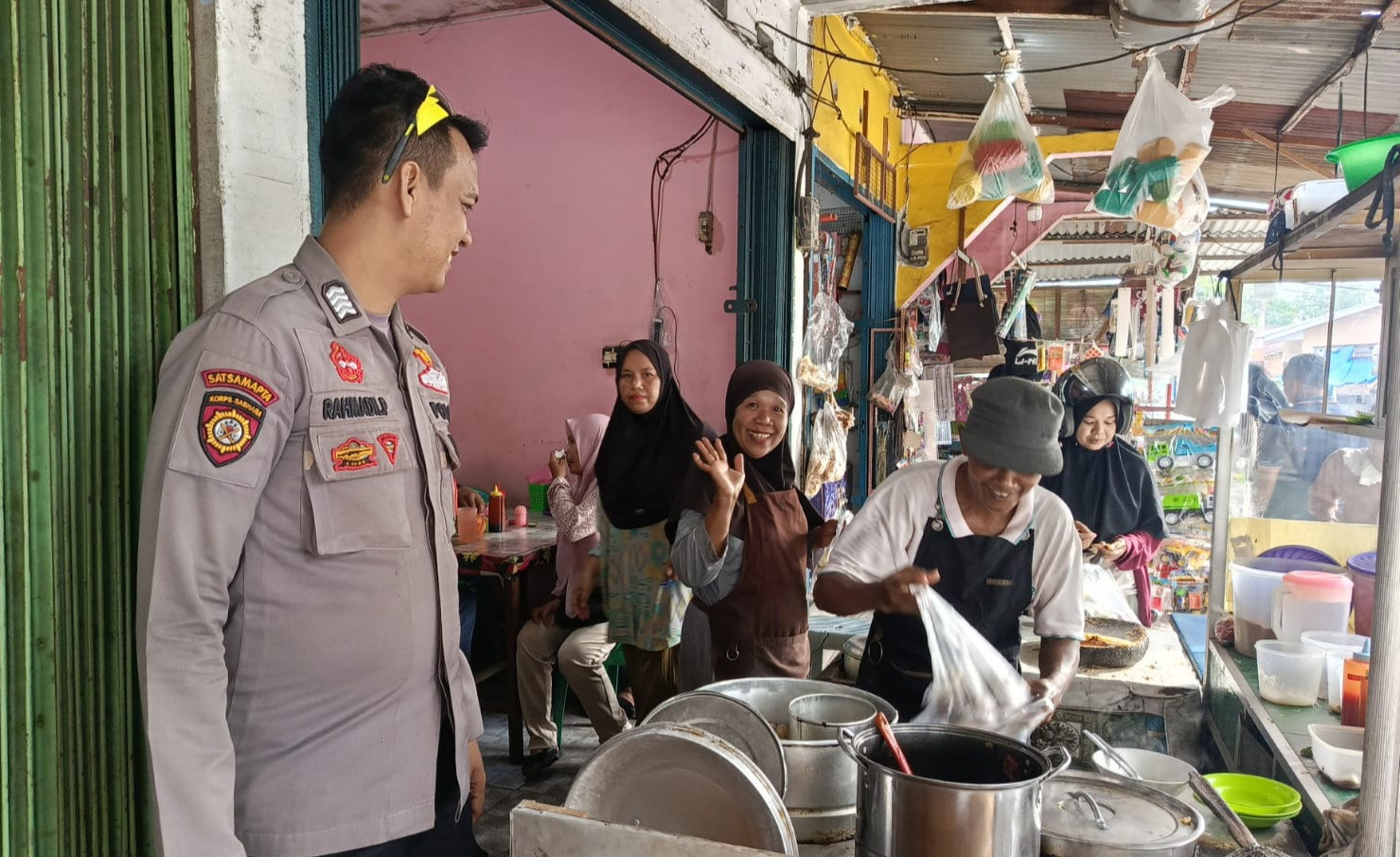 Patroli Dialogis Bhabinkamtibmas Sambangi Warga Warung Bakso, Sembari Beri Pesan Pilkada Damai