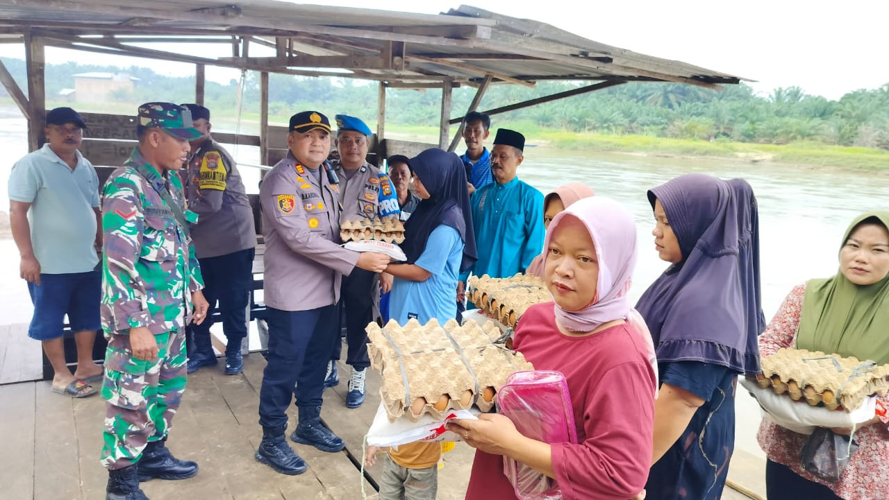 Bersempena Cooling System, Kapolsek Kunto Darussalam Berbagi Sembako ke Warga
