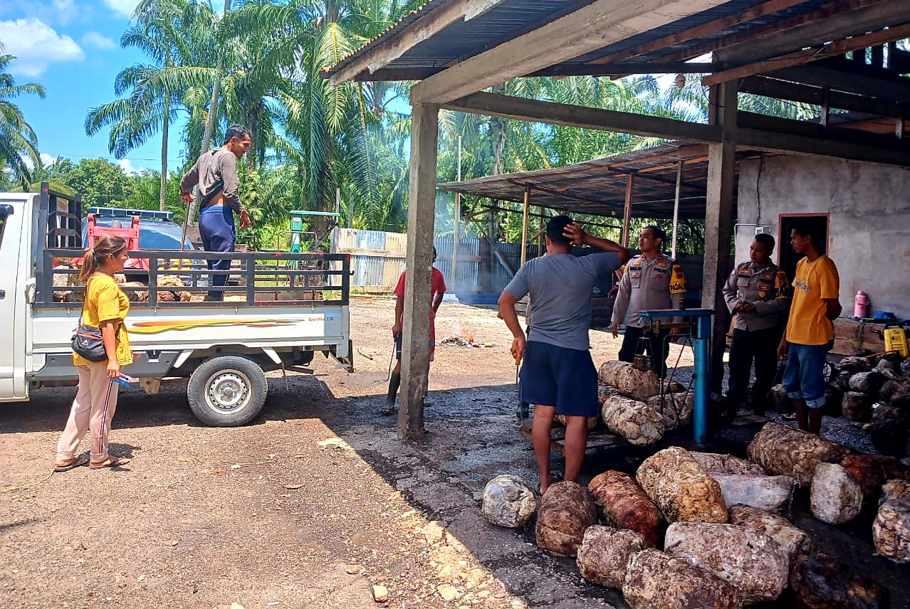Polsek Siak Kecil Ajak Pekerja Kebun Karet Ciptakan Kamtibmas Pilkada Damai 2024