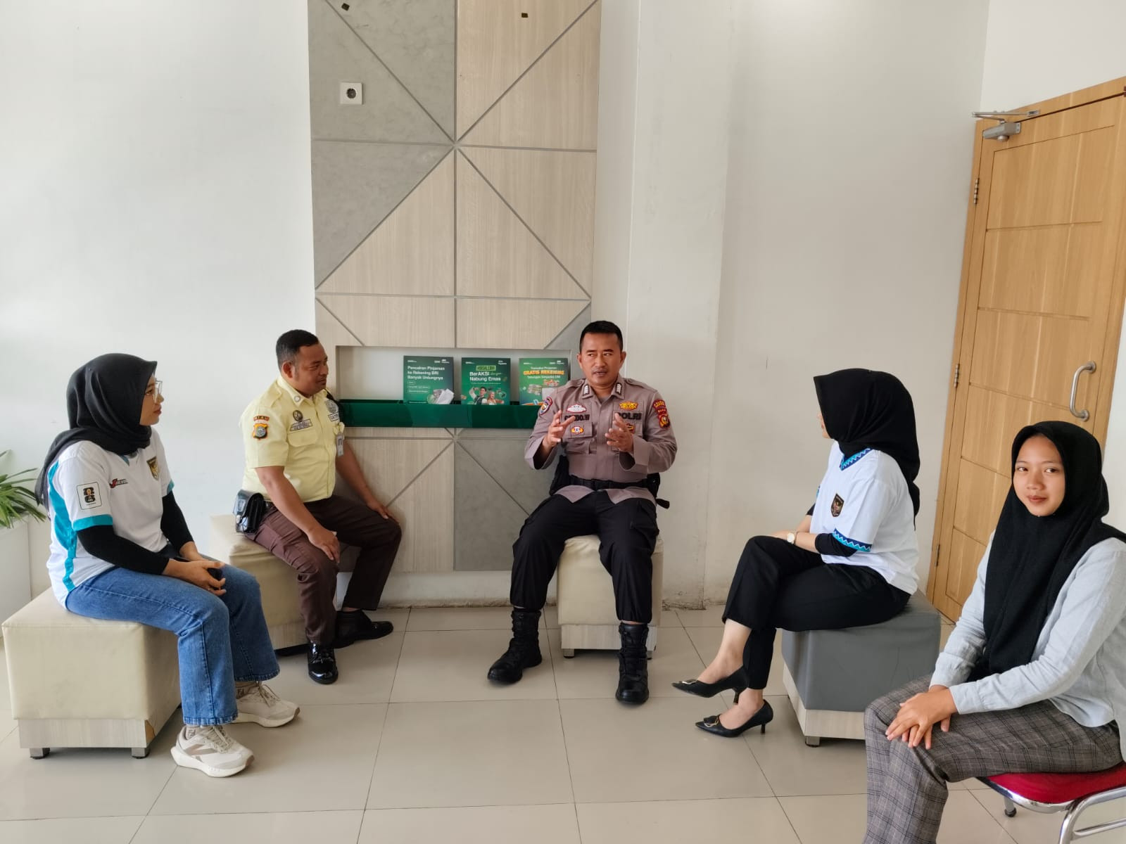 Ciptakan Suasana Kondusif, Sat Binmas Polres Rokan Hulu Cooling System ke Kantor Pegadaian