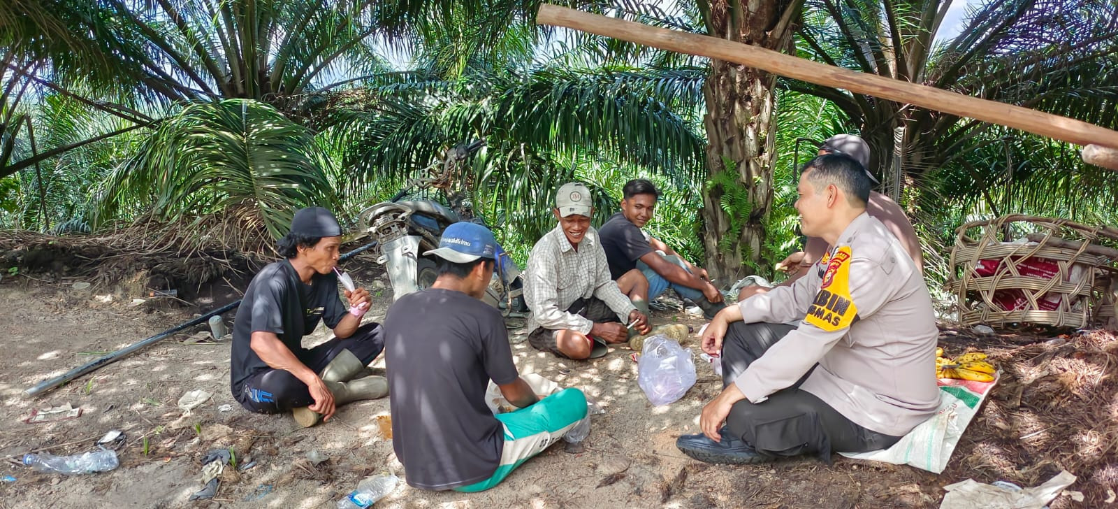 Ciptakan Pilkada Aman, Personil Polsek Rokan IV Koto Coolling System Bersama Warga Masyarakat