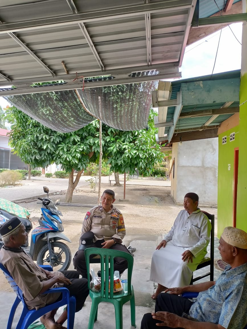 Bhabinkamtibmas Desa Pekan Tebih, Gelar Door to Door Service dan Coolling System Bersama Tokoh Desa