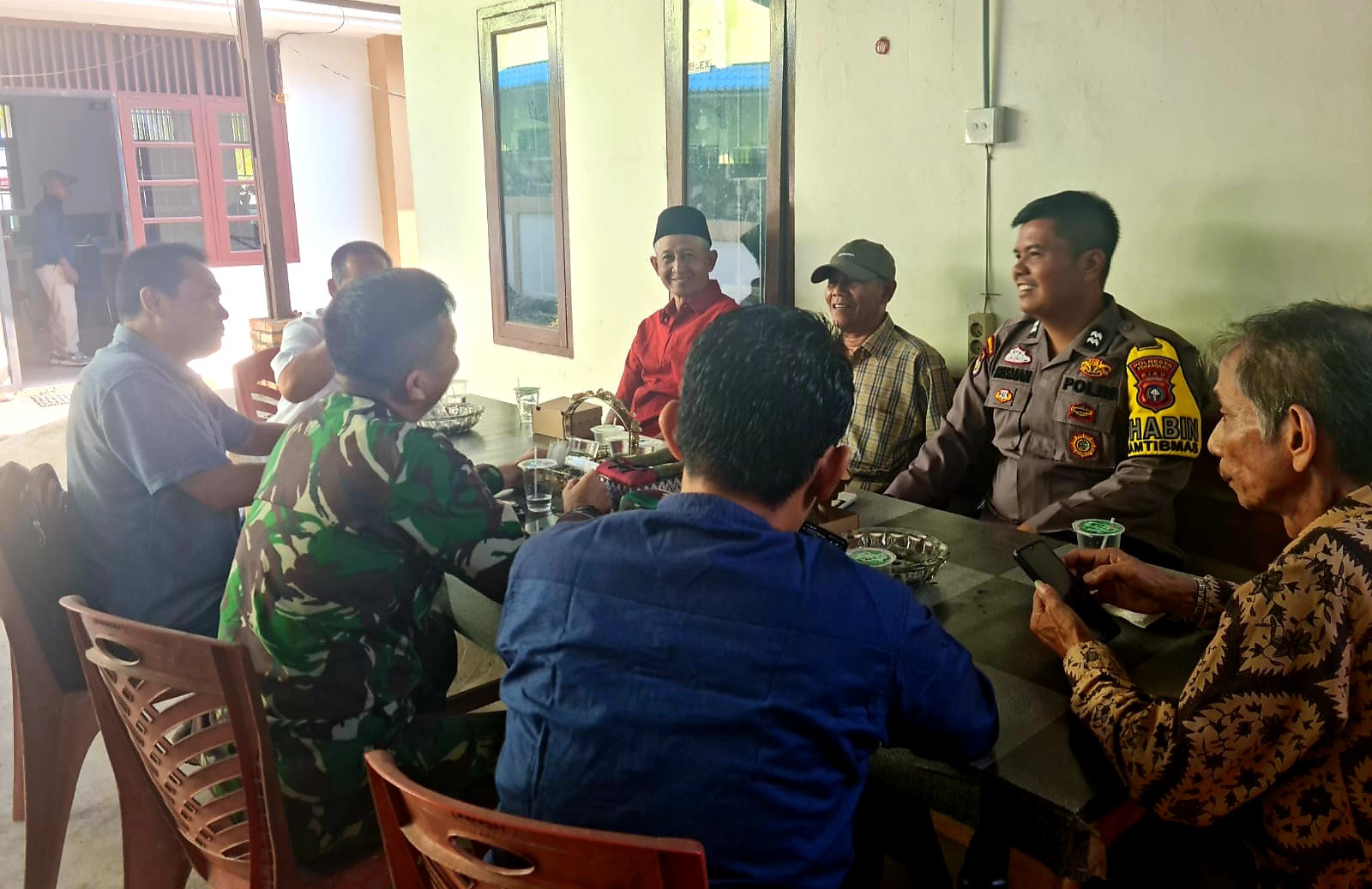 Bhabin Polsek Binawidya Bincang Hangat Bersama Tokoh Masyarakat Tekankan Pemilukada Damai dan Kondusif