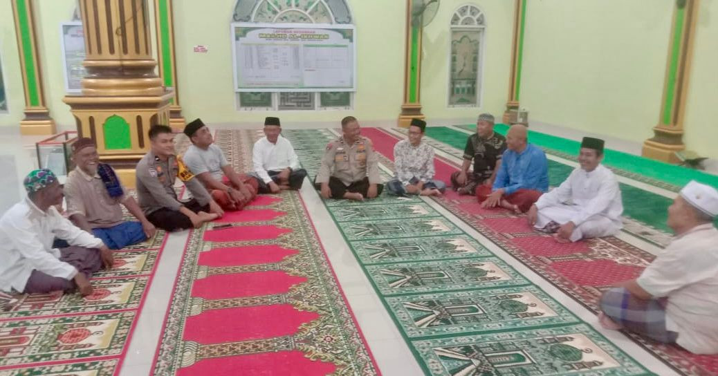 Personel Polsek Tandun Laksanakan Salat Berjamaah dan Sosialisasikan Cooling System ke Jemaah Mesjid Al-Ihwan