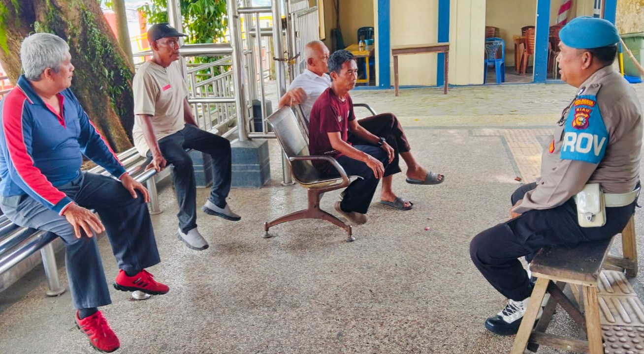 Berikan Pesan Pemilu Damai ke Penumpang dan Pedagang, Polisi Datangi Pelabuhan Pekanbaru