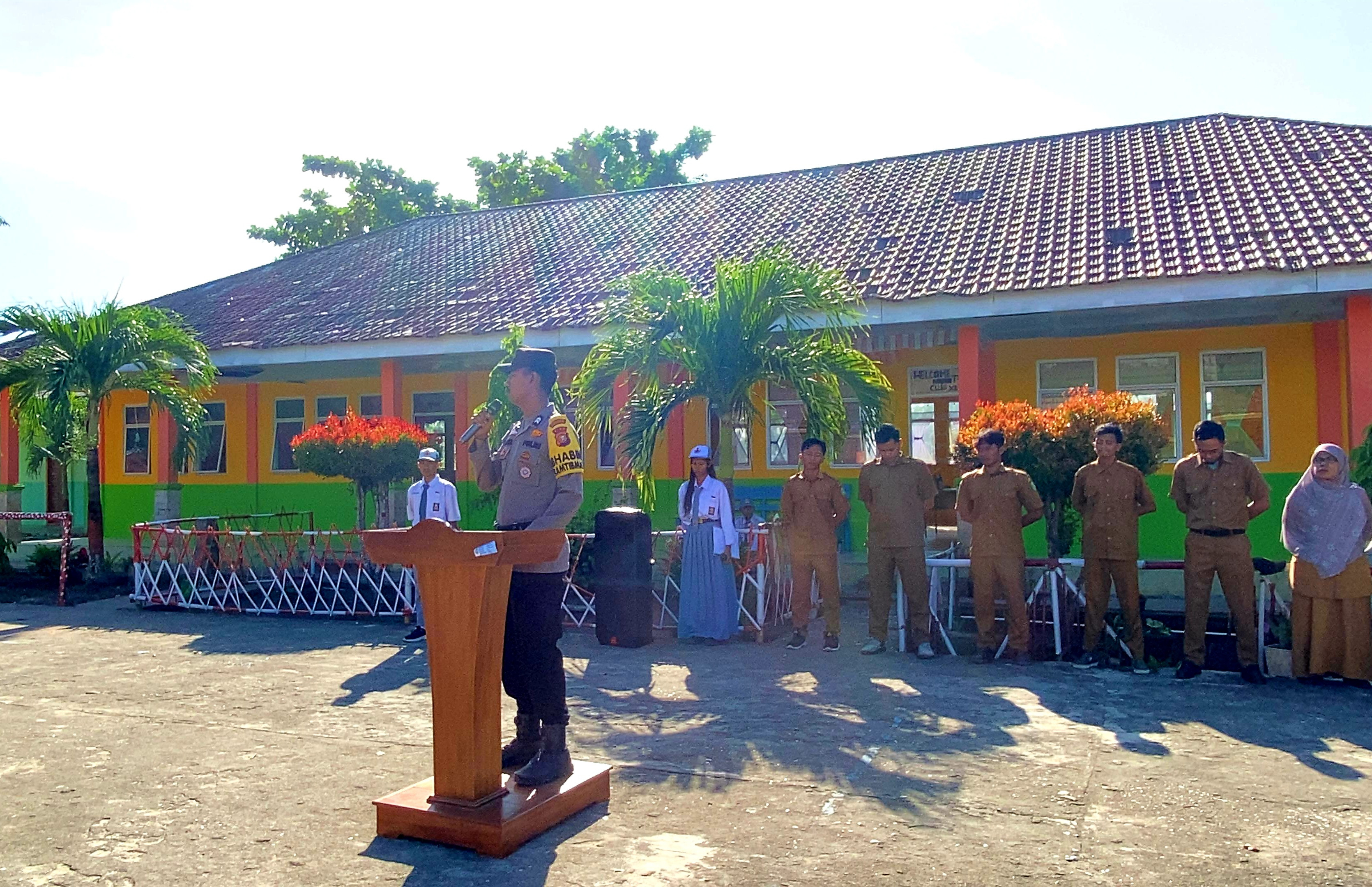 Bhabinkamtibmas Semarakkan Peringatan Hari Sumpah Pemuda di SMA N 4 Rupat