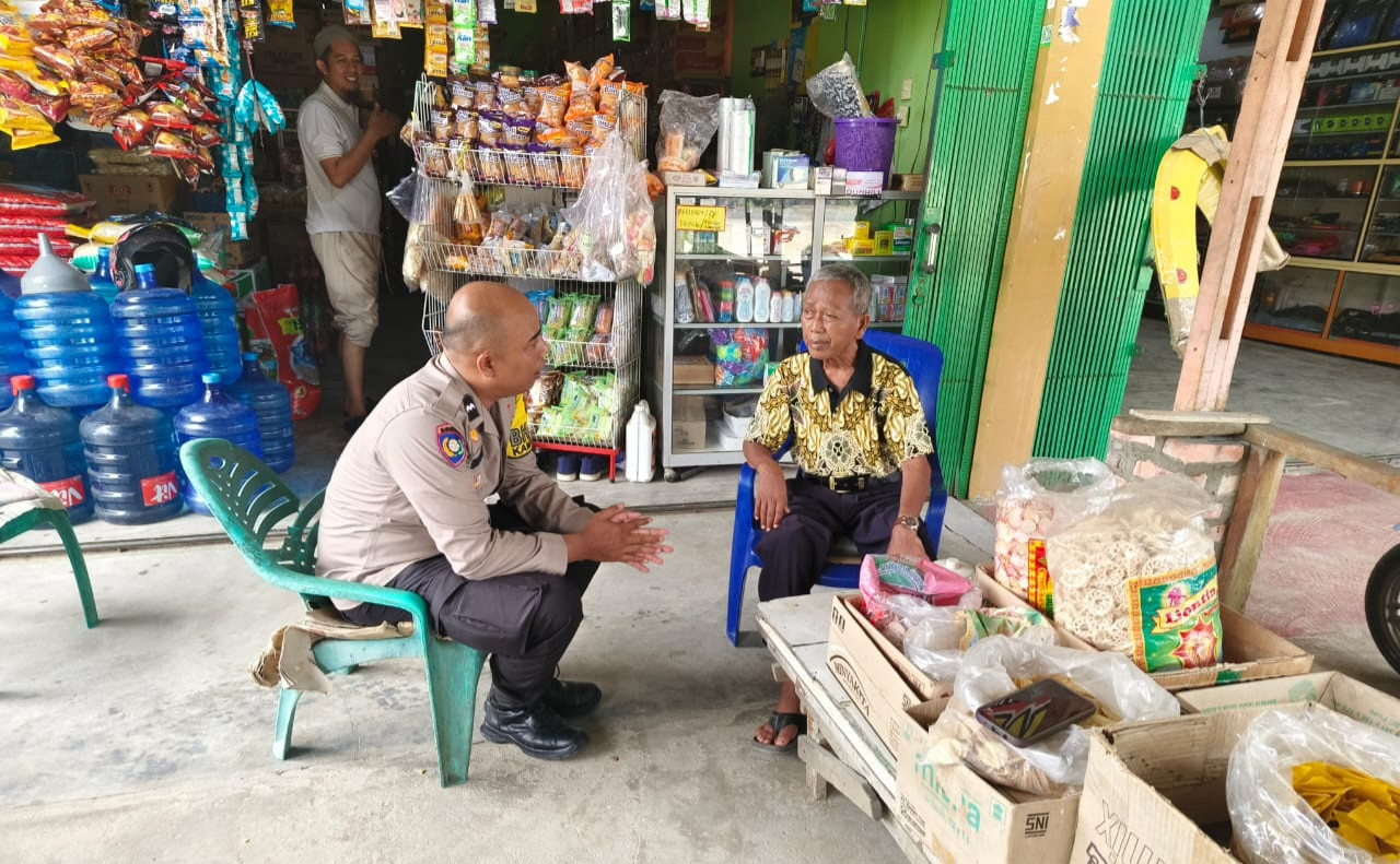 Cooling System Dengar Keluhan Warga, Bhabinkamtibmas Sambangi Pedagang