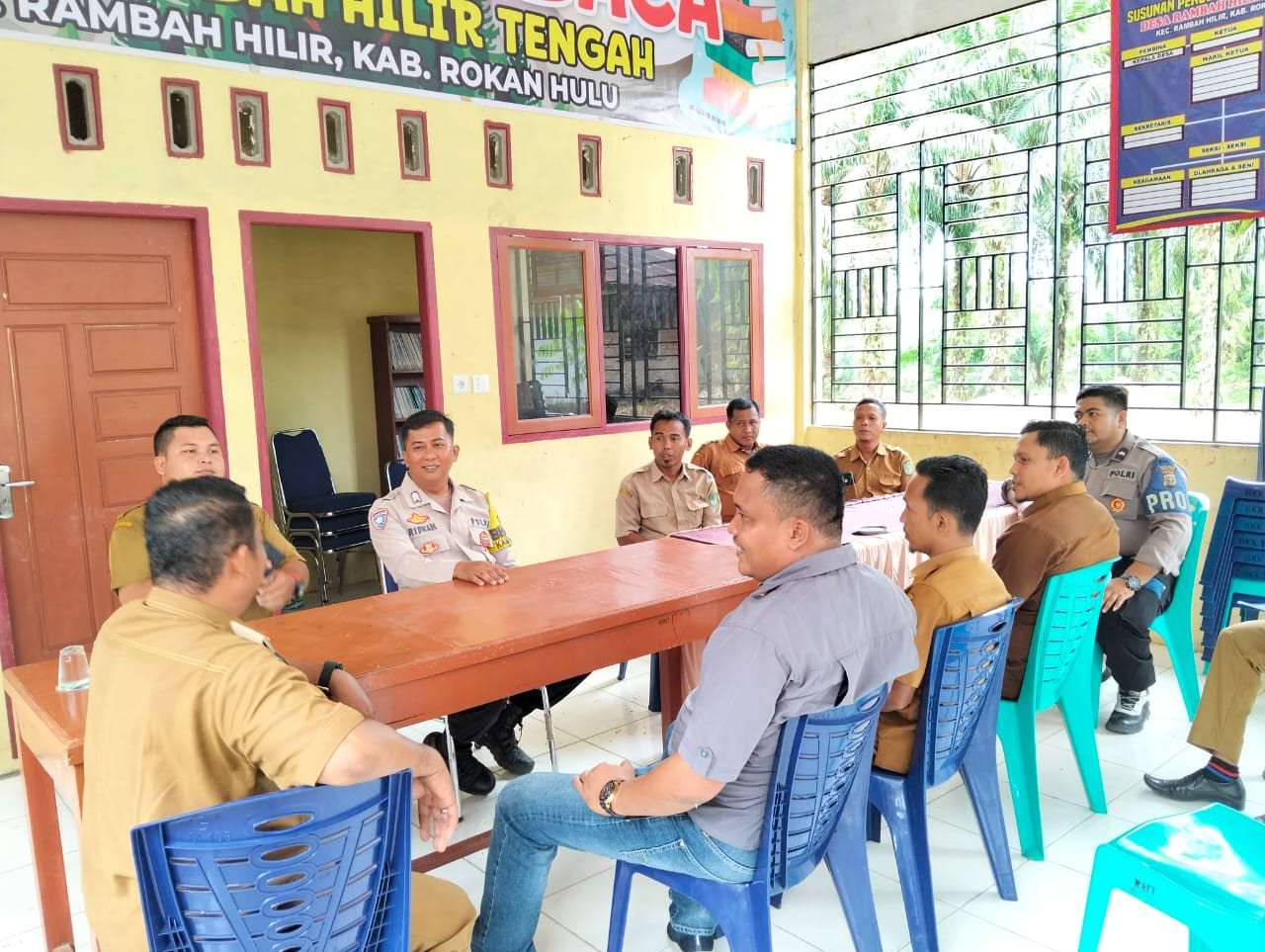 Personel Polsek Rambah Hilir Sosialisasikan Cooling System Pilkada Damai dan Sejuk ke Warga Desa