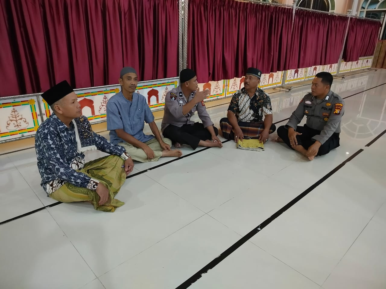 Usai Salat Subuh Berjamaah, Personel Polsek Kabun Cooling System Bersama Jemaah Masjid