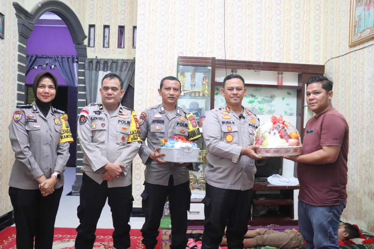 Hari Jadi Humas Polri Ke 73, Kapolres Rohul Besuk Anak Wartawan dan Sampaikan Pesan Cooling System
