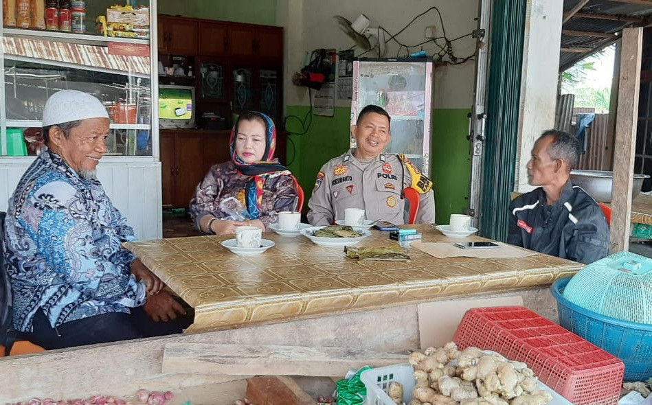 Bhabin Polsek Bukit Batu Pererat Silaturahmi Bersama Tokoh Masyarakat, Wujudkan Pilkada Sejuk dan Damai