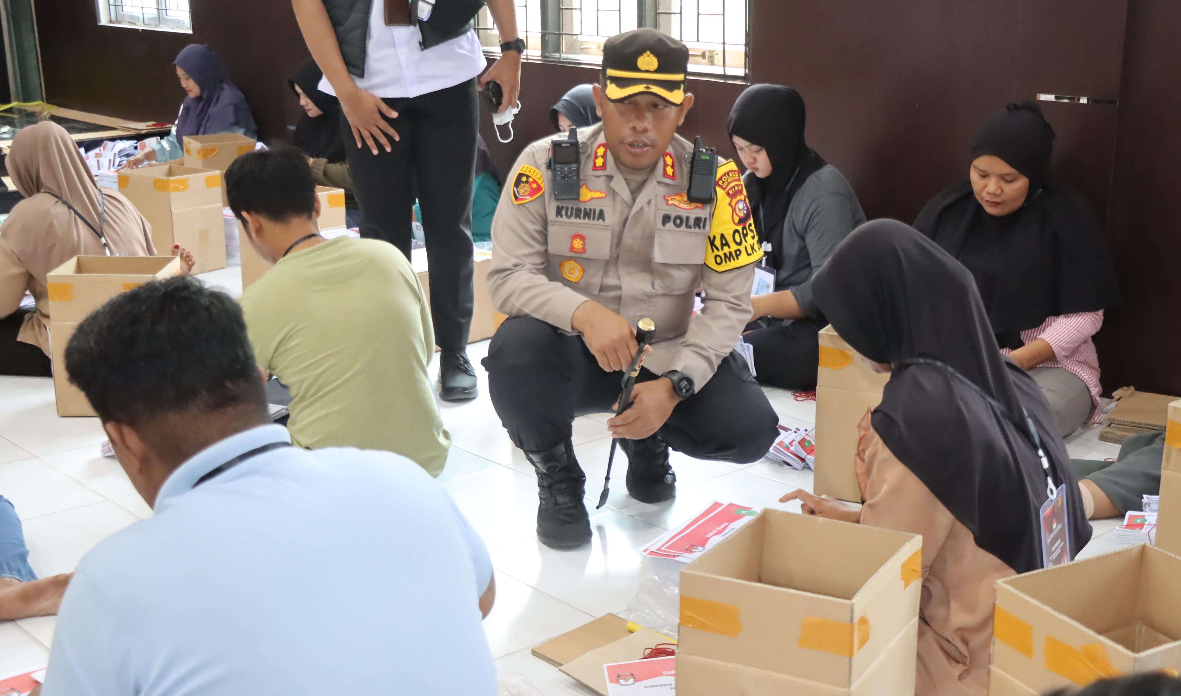 Pastikan Kondisi Lancar, Kapolres Tinjau Pelipatan Surat Suara di Kantor KPU Meranti