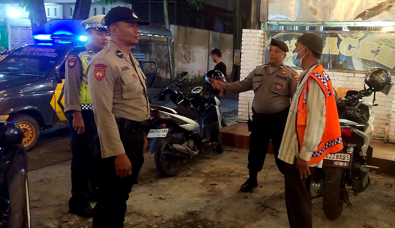 Jaga Kamtibmas, Polsek Binawidya Giat Patroli malam Sampaikan Pesan dialogis Pilkada Damai