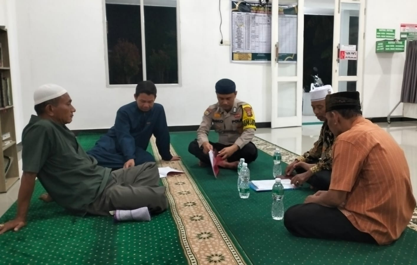 Gelar Safari Subuh, Bhabinkamtibmas Polsek Binawidya Ciptakan Komunikasi Humanis