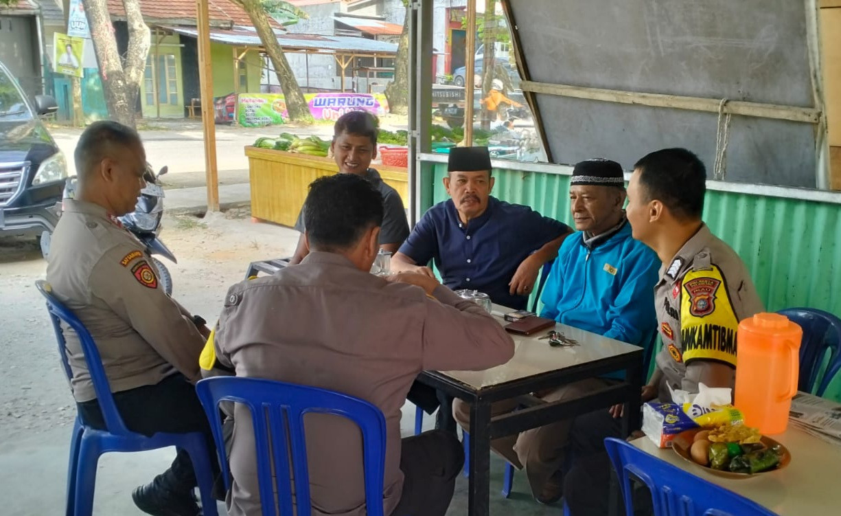 Polisi Binawidya Sampaikan Pesan Keamanan Pilkada di Warkop Masyarakat