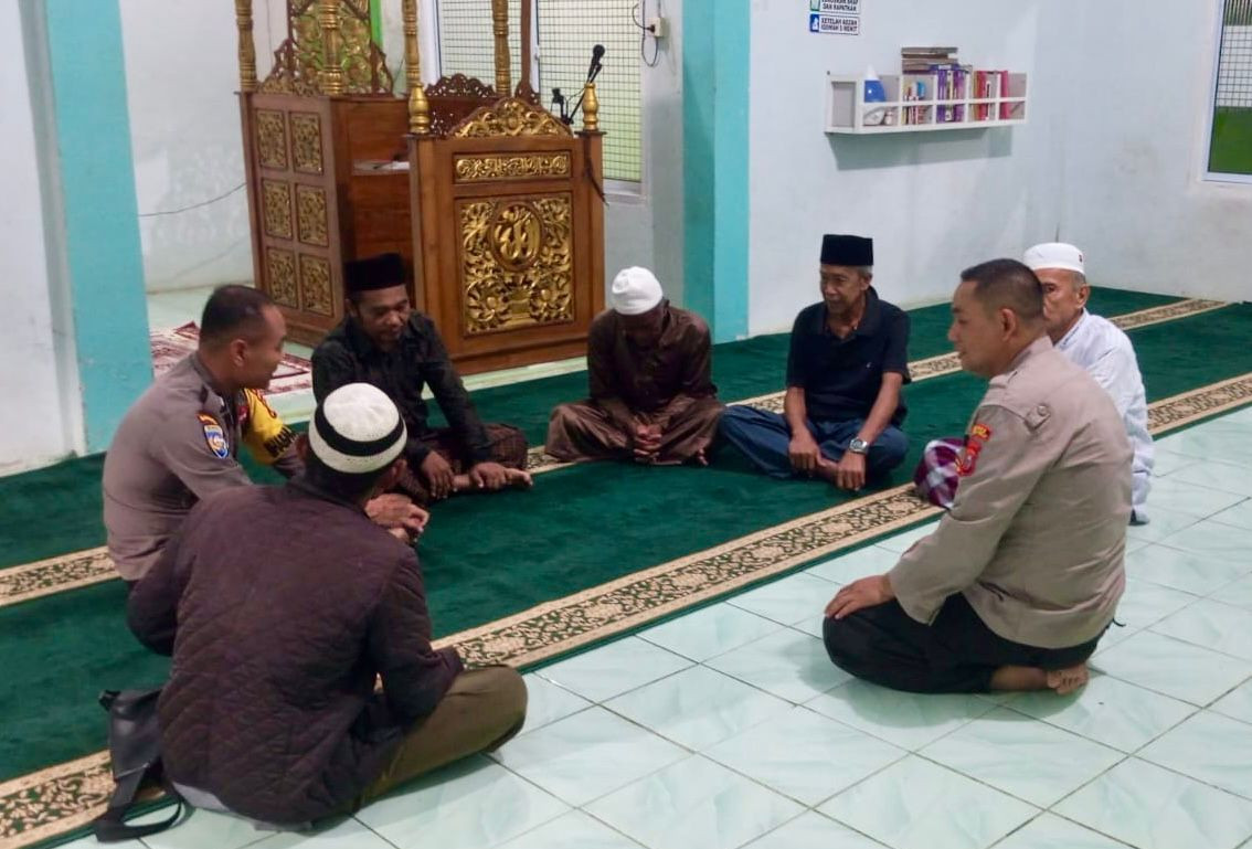 Personel Polsek Tandun Gelar Salat Subuh Berjamaah dan Cooling System dengan Jemaah Mesjid Al-Ikhlas