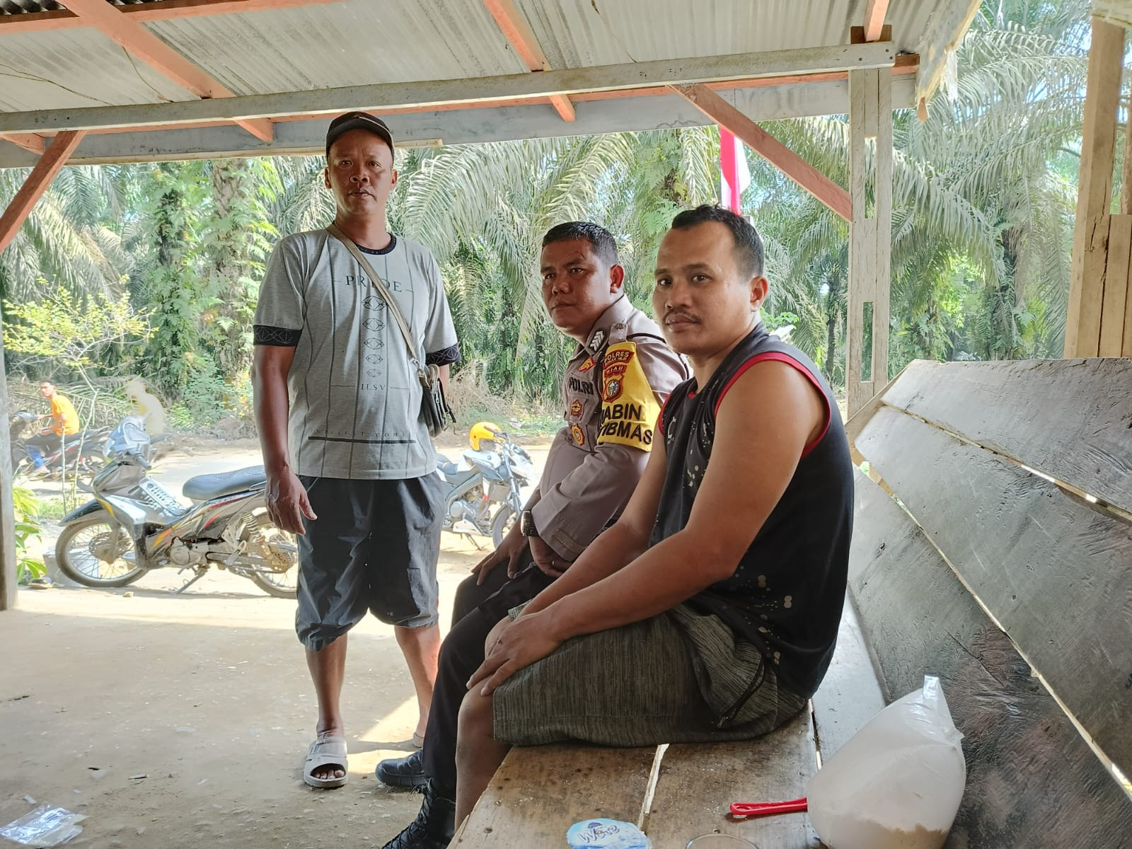Personil Polsek Pujud Sampaikan Pesan Cooling System Pilkada Damai