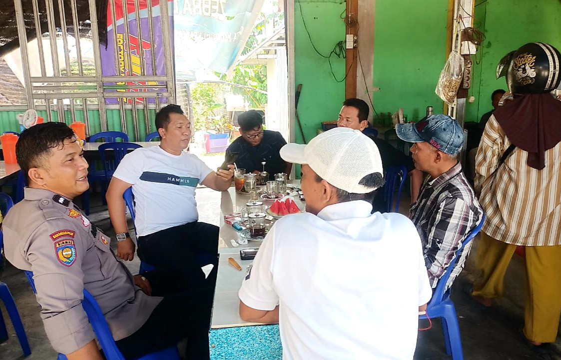 Bhabinkamtibmas Sambangi Tokoh Pemuda Tuah Madani Dalam Rangka Cooling System 