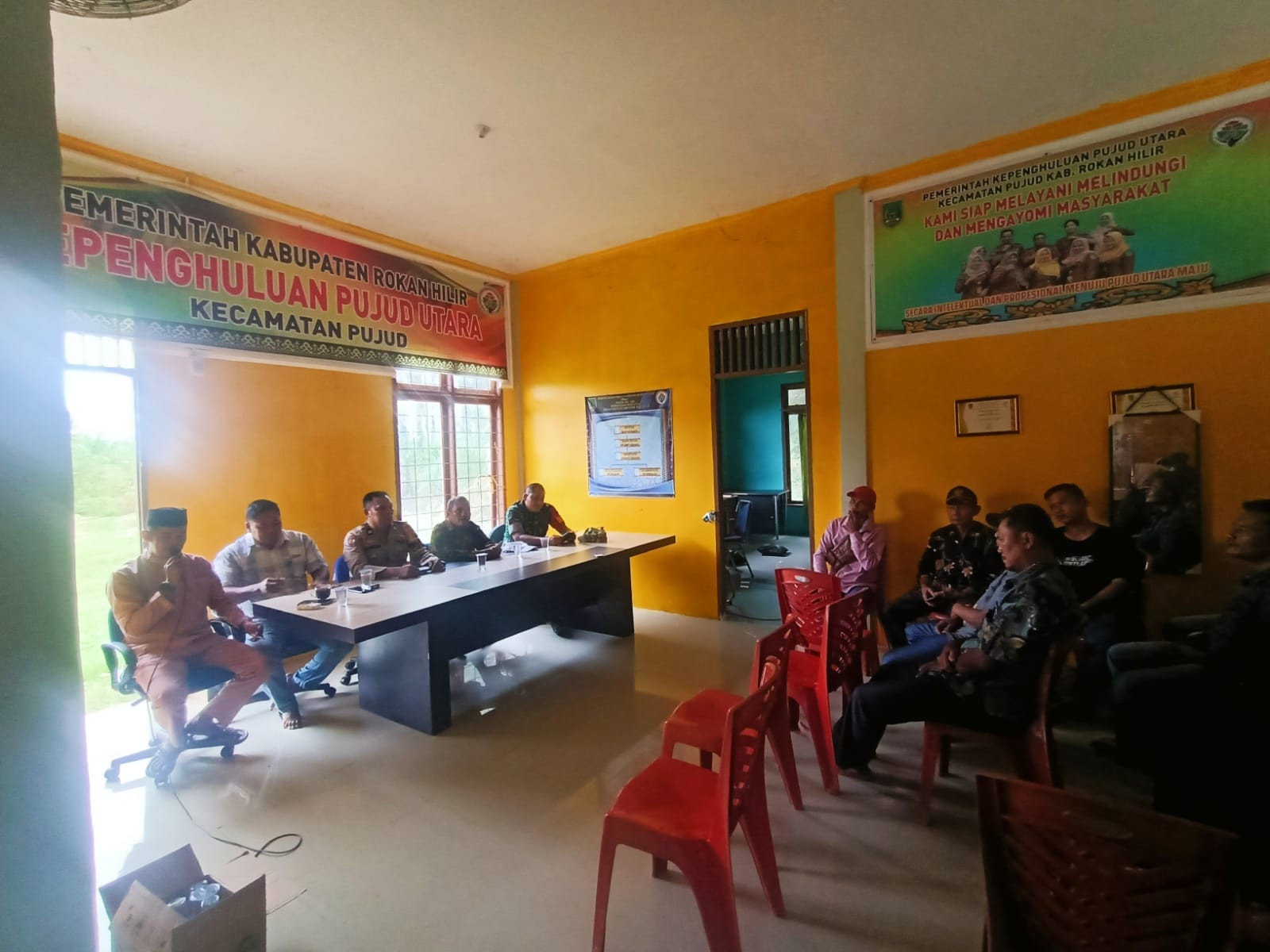 Bhabinkamtibmas Sosialisasi ke Warga Pujud Utara agar Jaga Pilkada Damai