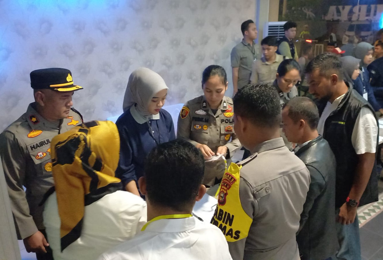Kapolsek Mandau Dampingi Kapolres Bengkalis dalam Screening Pendukung Paslon Pada Debat Publik