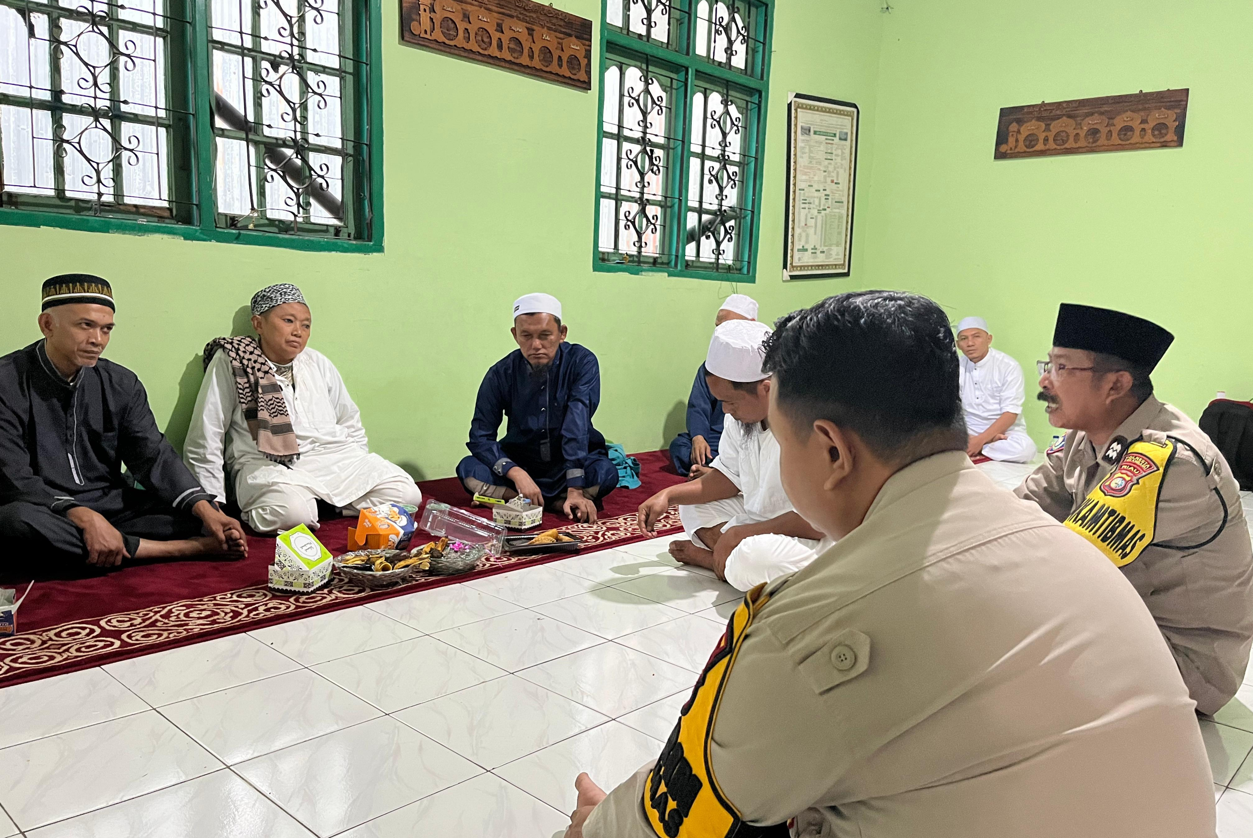 Bhabin Senapelan Ajak Jemaah Masjid Kampung Baru Wujudkan Pemilukada Sejuk dan kondusif 