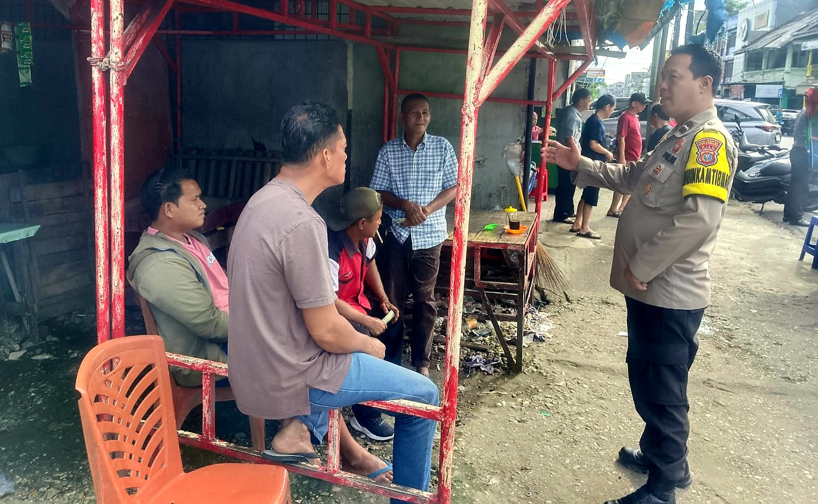 Sambangi Warga Pasar Sago, Personil Polsek Senapelan Sampaikan Pesan Cooling System