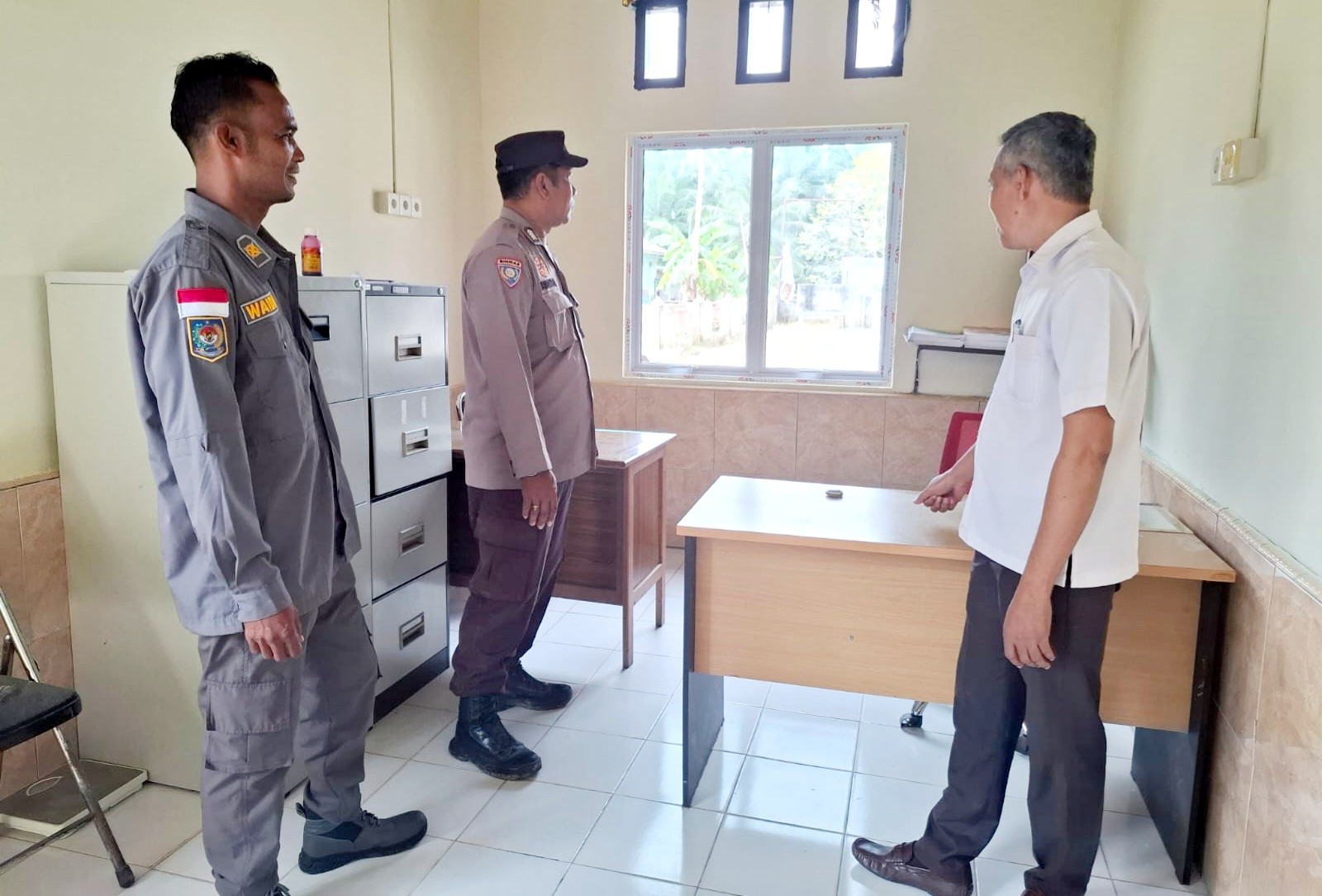 Lancar Dan Kondusif, Bhabin Polsek Siak Kecil Cek Gudang Logistik Pilkada di Sekretariat PPS