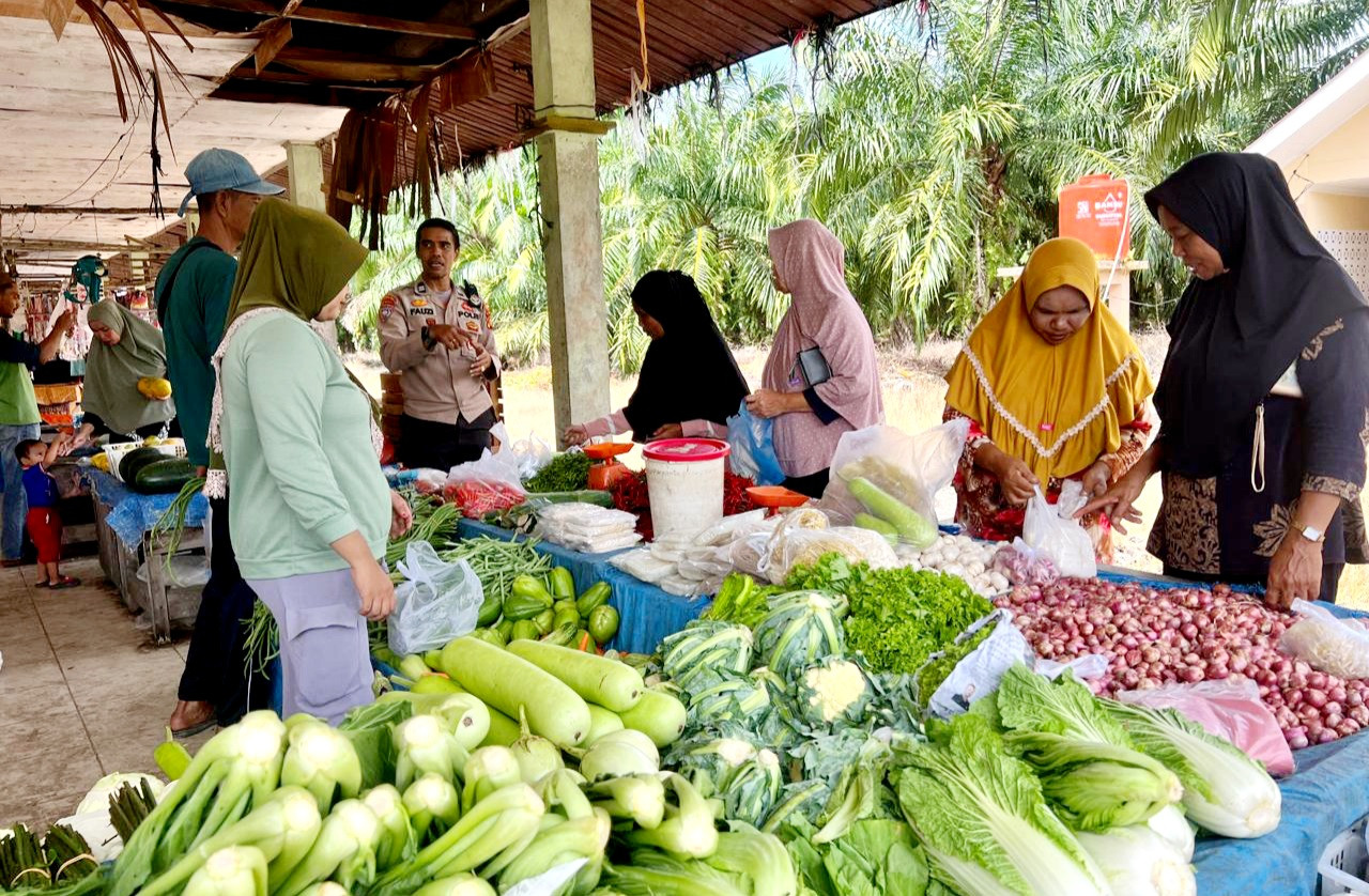 Ajak Warga Jaga Kedamaian Menjelang Pilkada 2024, Polsek Rupat Blusukan ke Pasar Minggu
