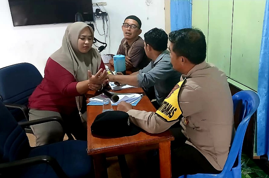 Kunjungi Kantor Desa Teluk Pambang, Polsek Bantan Sosialisasikan Pilkada Damai 2024