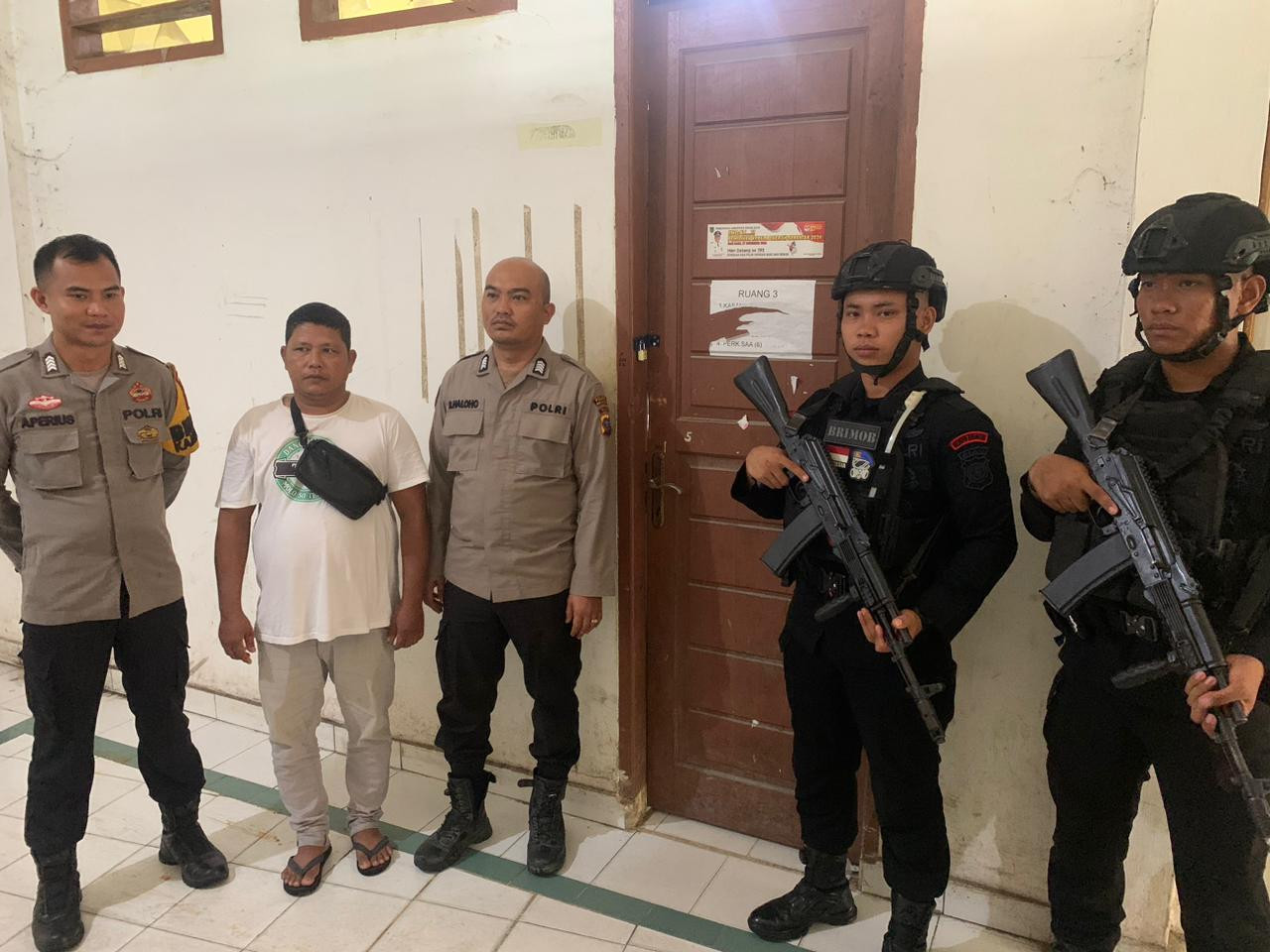Polsek Pujud bersama BKO Brimob Amankan Gudang Logistik KPU Rohil