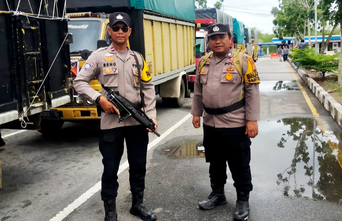 Polsek Mandau Kawal Ketat Pengiriman Kotak Suara Pemilukada