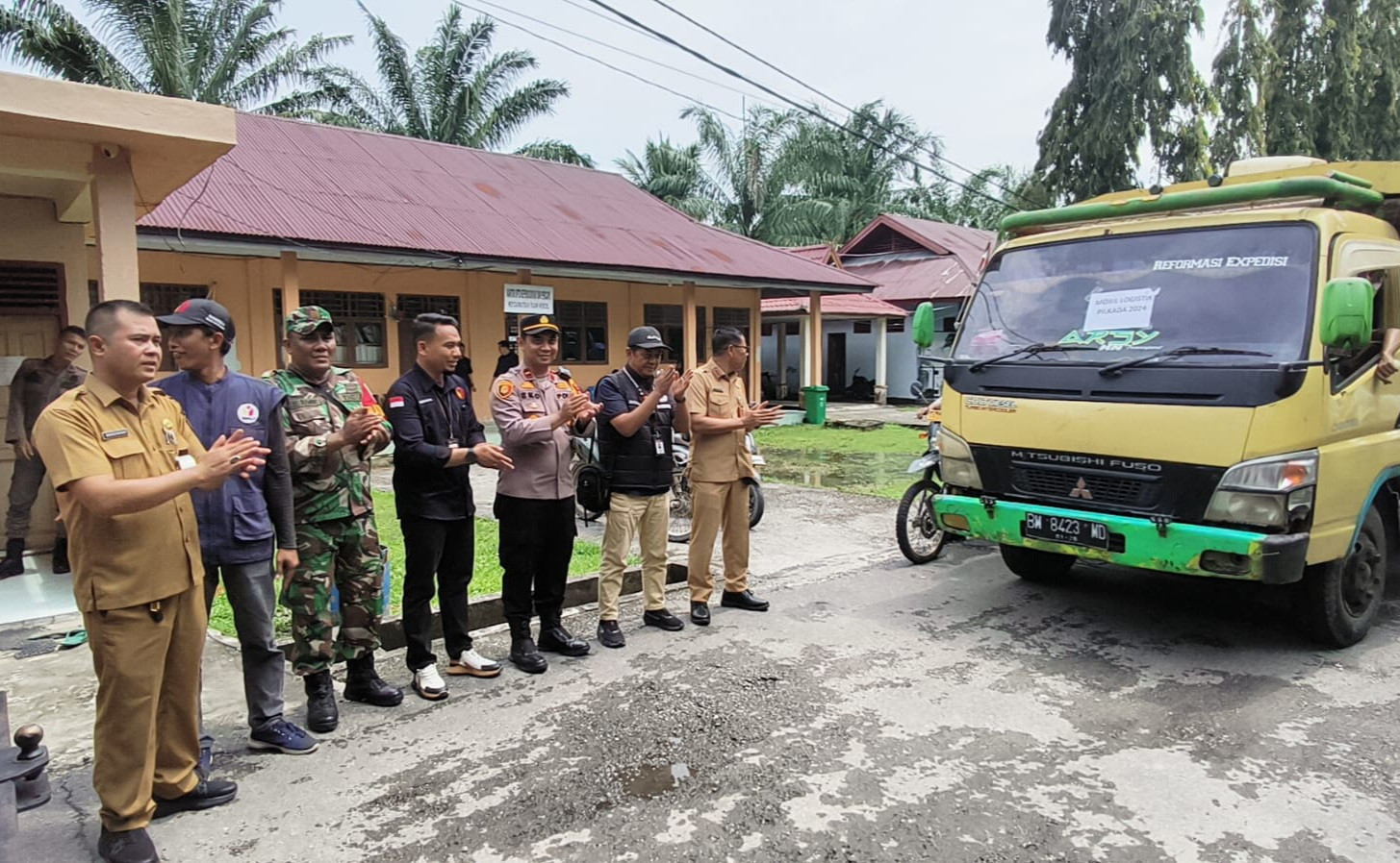 Polsek Siak Kecil, PPK dan Panwas Lepas Pendistribusian Logistik ke Desa-Desa