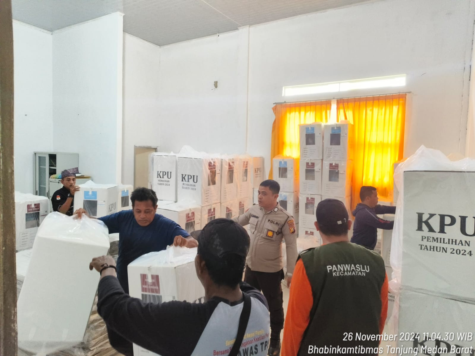 Kapolsek Pujud Pimpin Pengawalan Pergeseran Logistik Pilkada ke Gudang PPS