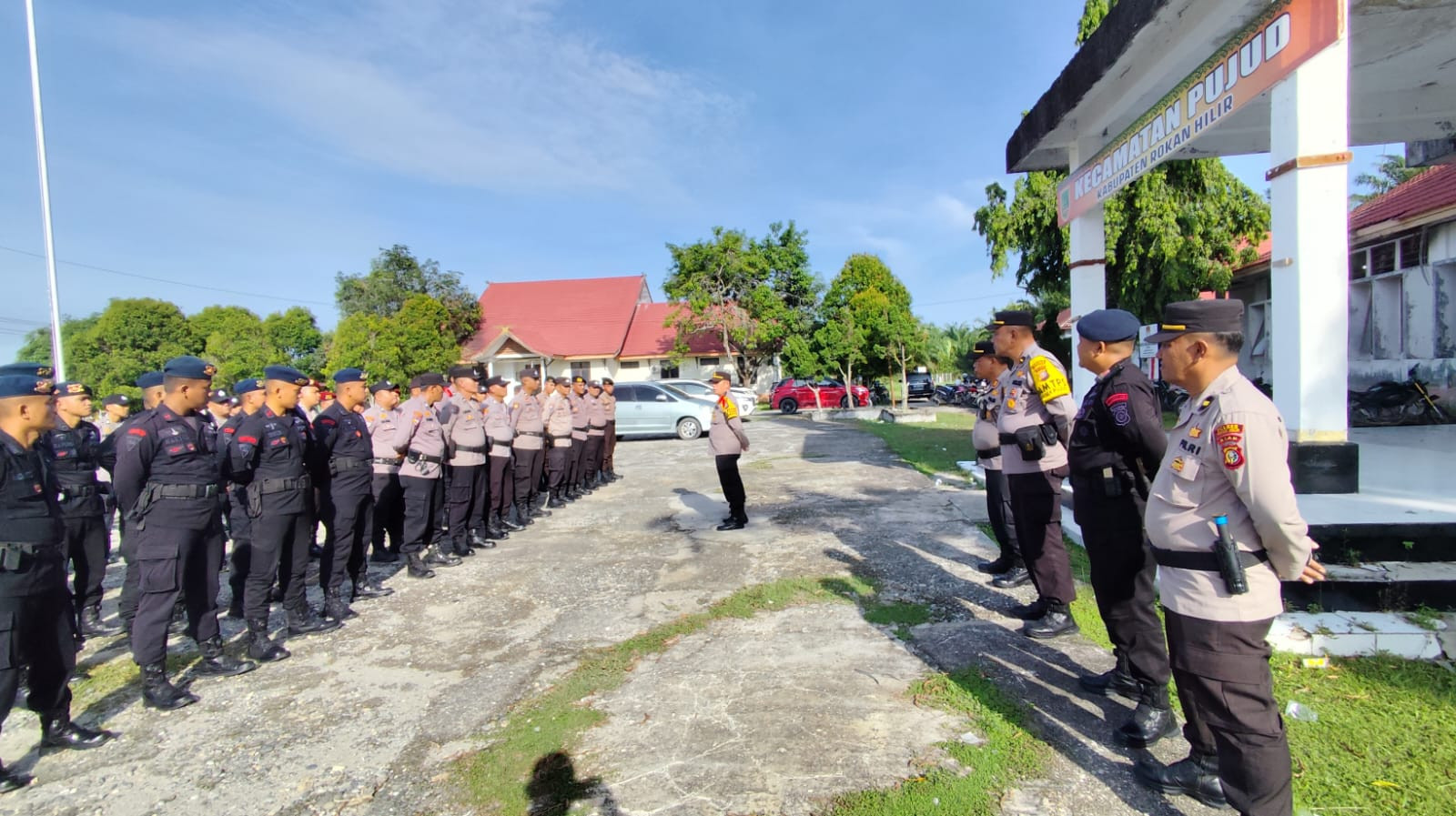 Kapolsek Pujud Pimpin Apel Gabungan Pengamanan Pergeseran Logistik Pilkada ke TPS